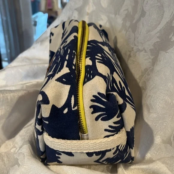 Erin Flett Blue and White Floral “DOPP” Travel Pouch - Picture 4 of 7